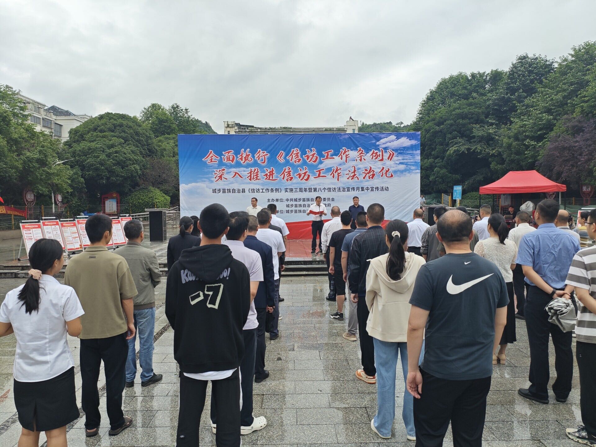 城步开展《信访工作条例》实施三周年暨第八个信访法治宣传月集中宣传活动
