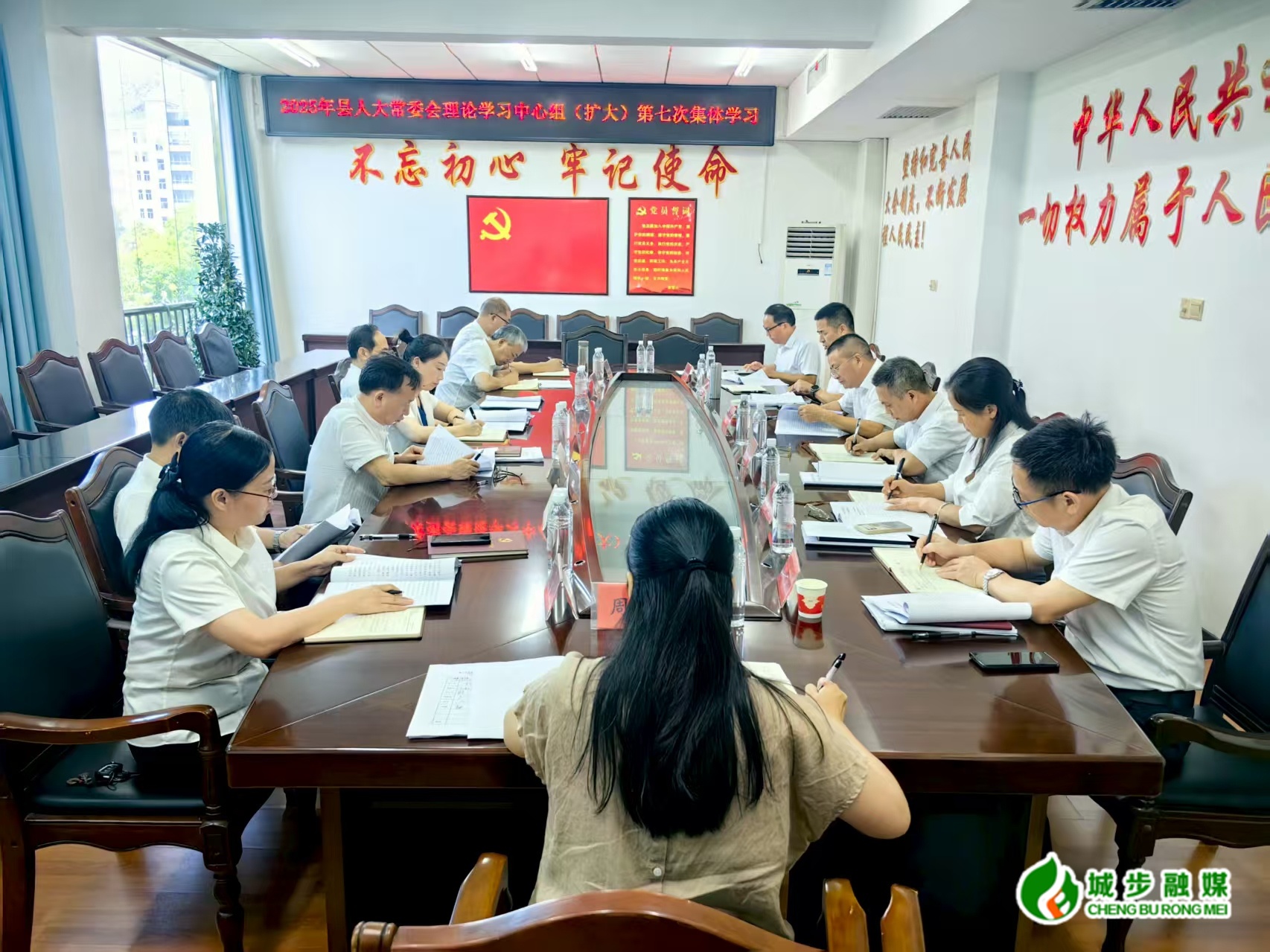 縣人大常委會黨組理論學(xué)習(xí)中心組（擴大）舉行2025年第七次集中學(xué)習(xí)