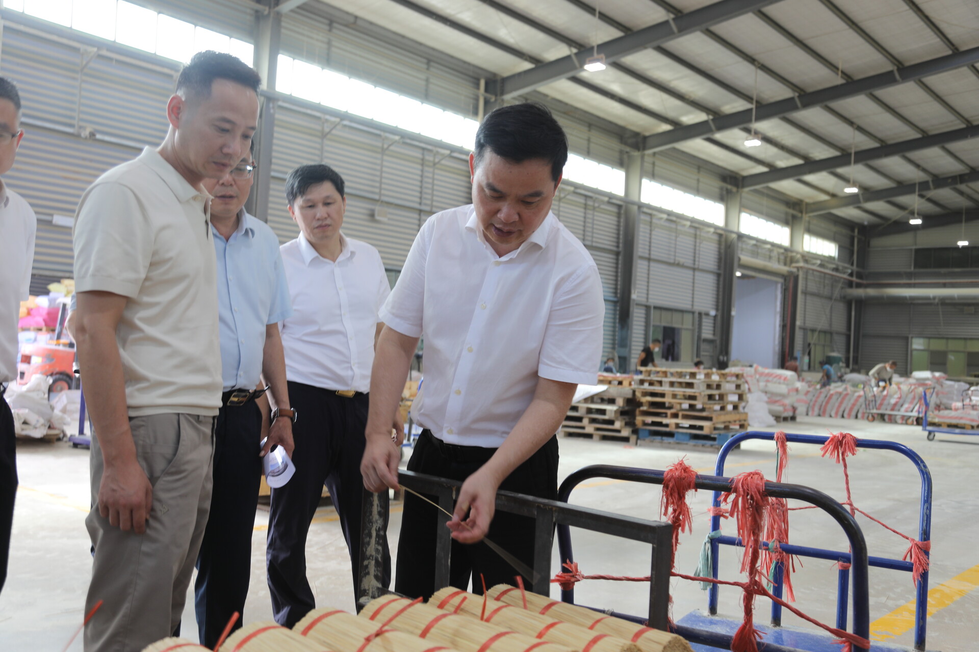 何德波调研全县重点项目和企业
