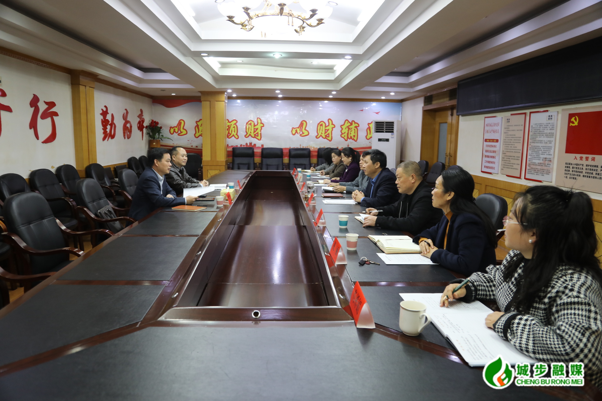 何德波到县自然资源局、县财政局走访调研