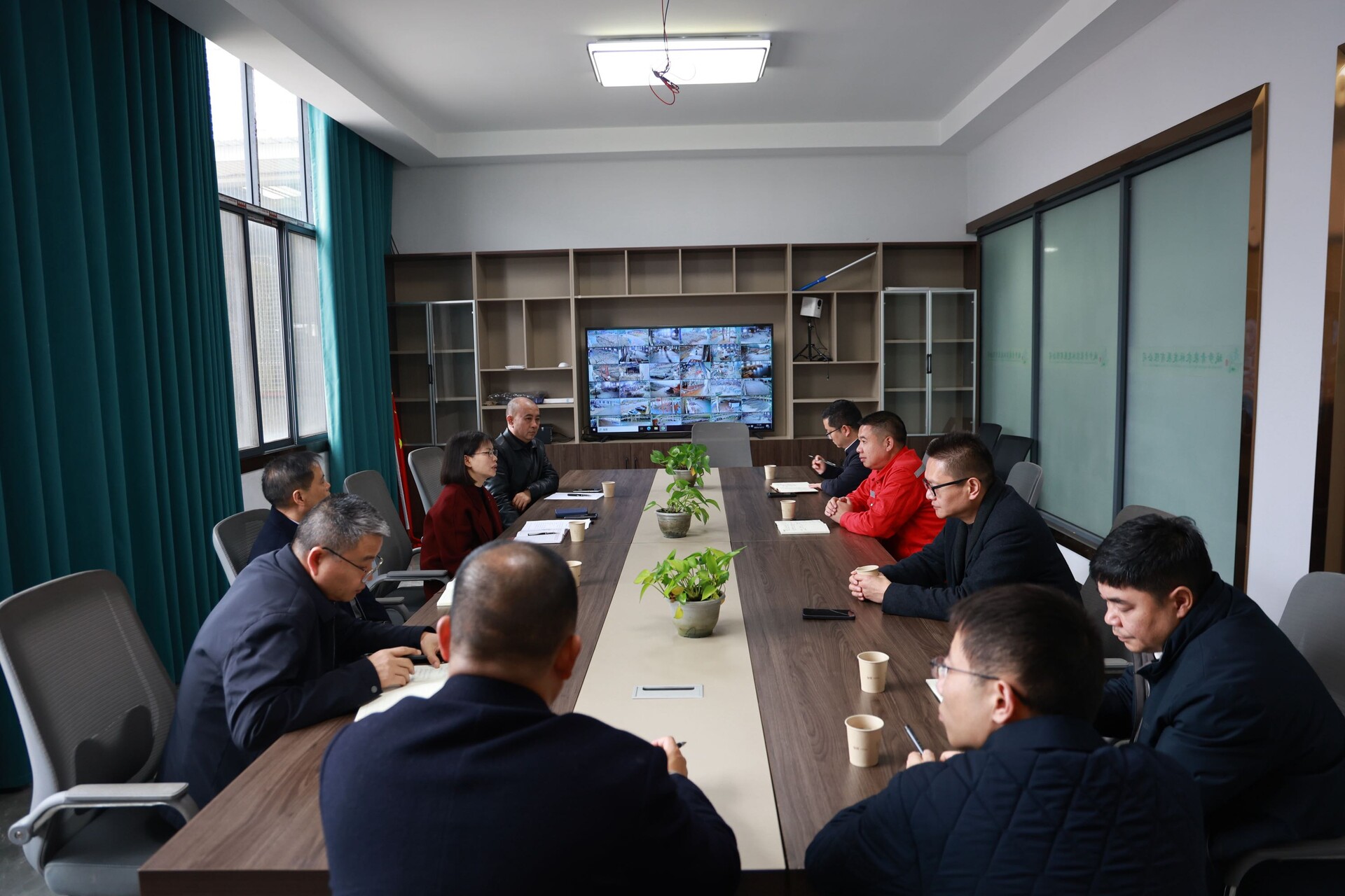 王慧敏深入企业开展“送解优”行动