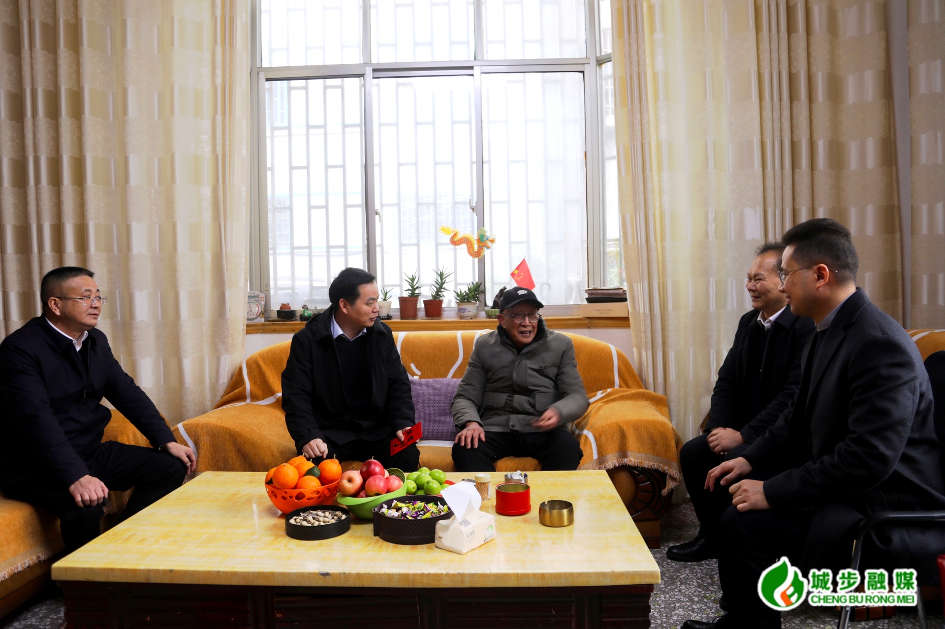 何德波等县领导春节前夕走访慰问退休老干部