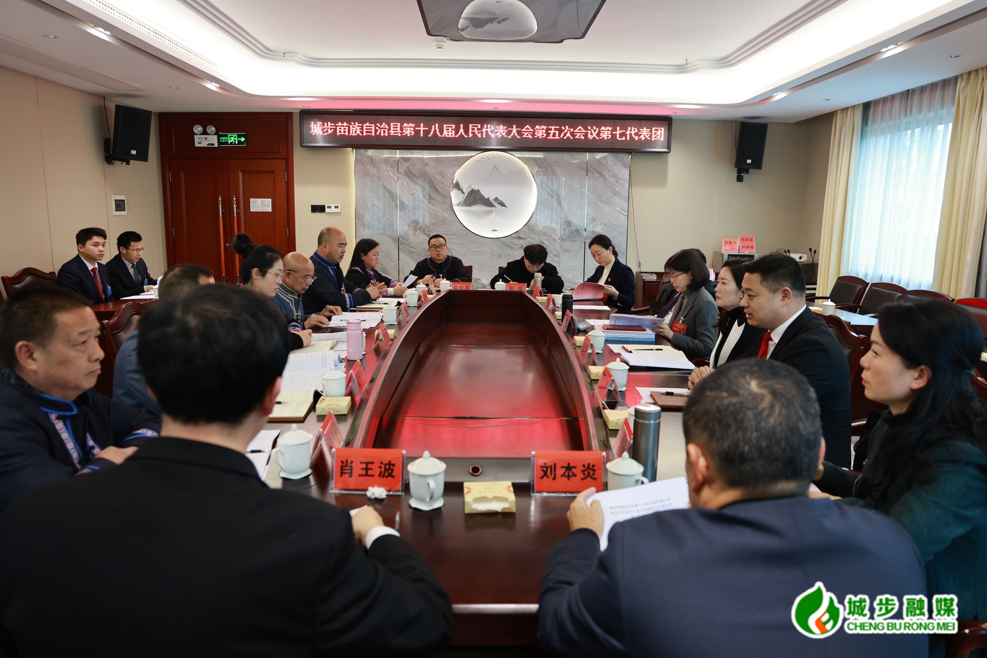 县人大代表分组讨论各项工作报告