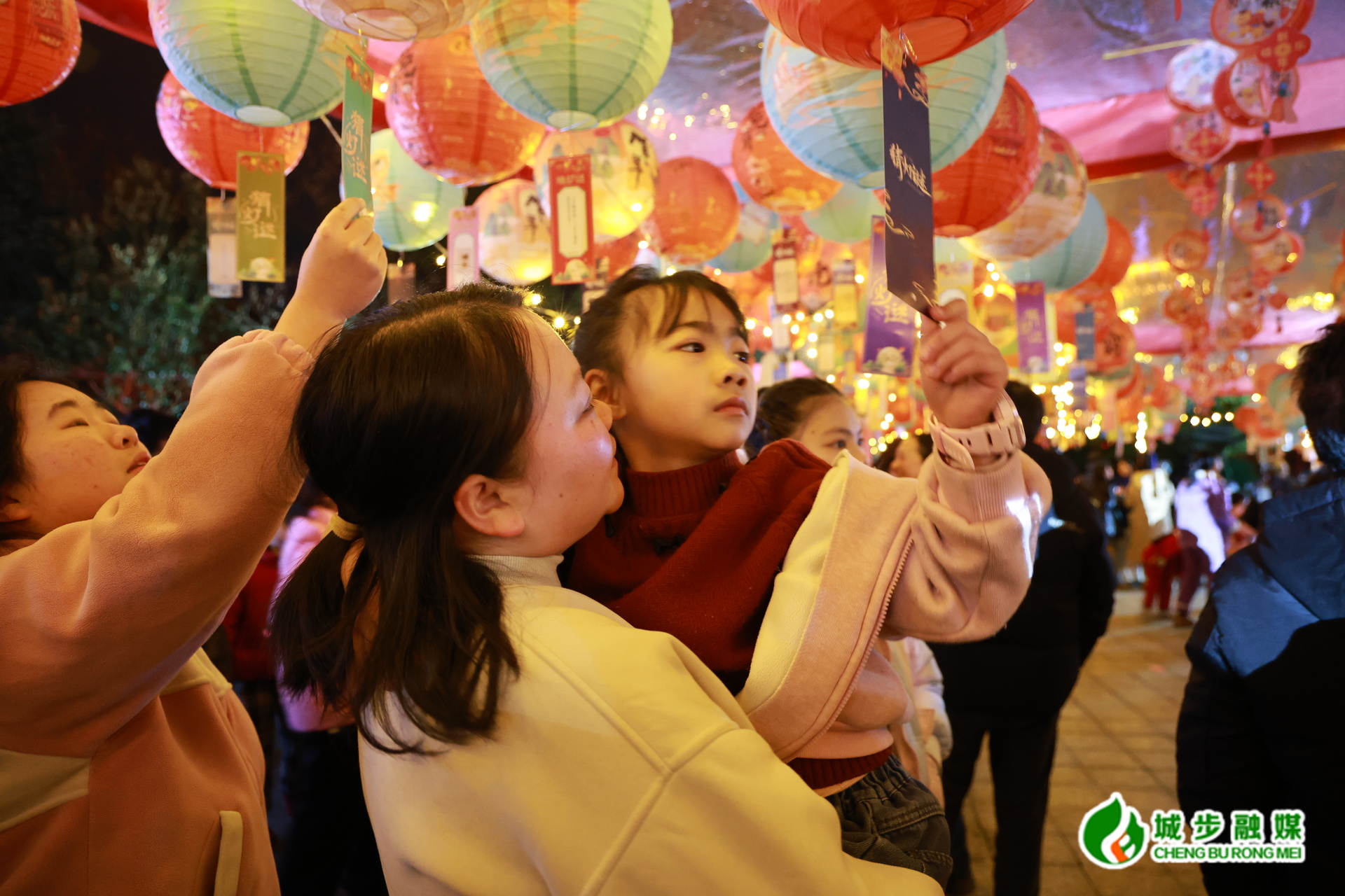 【苗乡纳福 马跃新春】城步：千盏花灯映苗乡 元宵游园趣味浓