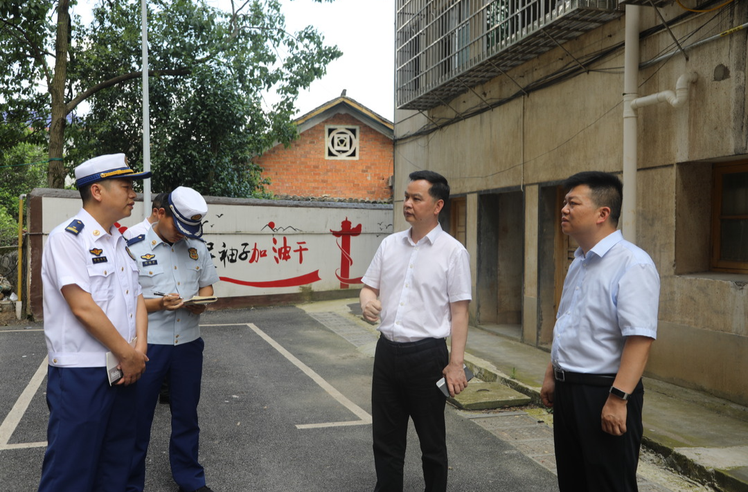 何德波以“四不两直”方式暗访消防安全工作
