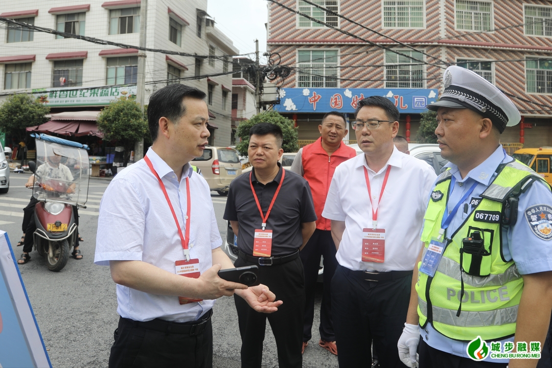 何德波等县领导巡视高考考务工作