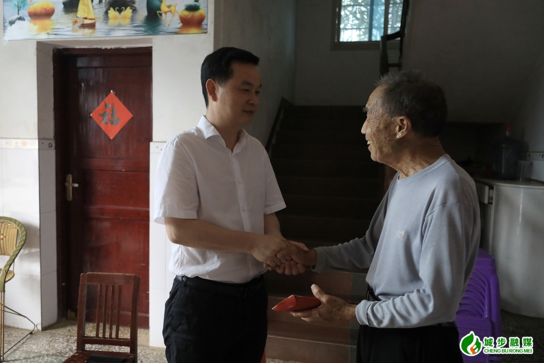 何德波“七一”前夕走访慰问困难老党员