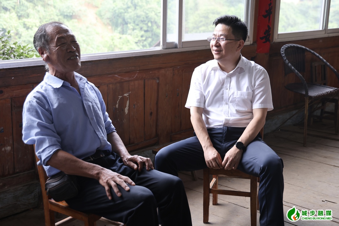 刘玮“七一”前夕走访慰问困难老党员