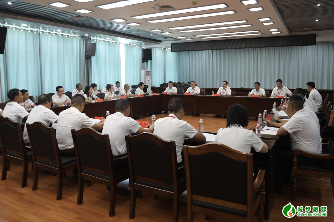 何德波、刘玮等县领导参加中国共产党城步苗族自治县第十四次代表大会代表团讨论
