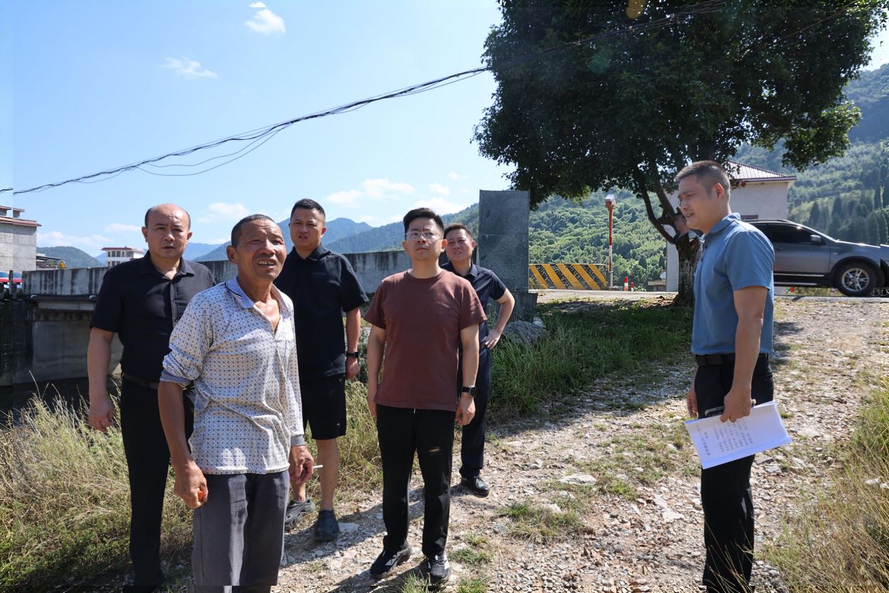 刘玮实地暗访督导溶洞污染问题排查整治工作